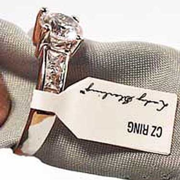 2 ct CUBIC ZIRCONIA & 6 SQUARE SIDE STONES, STERLING SILVER, Sz 8, GENUINE FACET - Picture 2 of 5